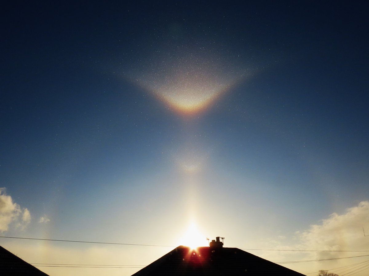 Apparently I caught something rarely seen even in polar regions let alone in the UK, a Moilanen arc, the small v shape between the Sun and the upper tangent arc atoptics.co.uk/blog/moilanen-… #weather #ukweather #loveukweather