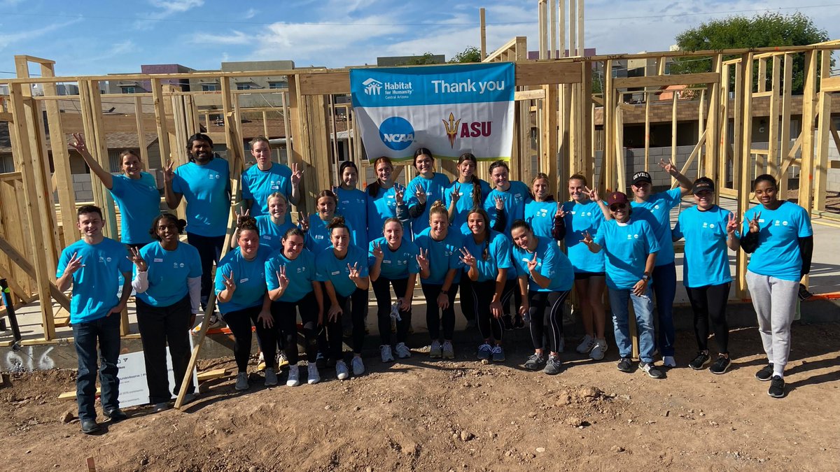 Helping Hand 👊

This morning our team alongside members of <a href="/SunDevilWGolf/">Sun Devil W. Golf</a> volunteered with <a href="/habitatcaz/">Habitat for Humanity Central Arizona ☀️ 🏘️ 🌵</a> to help build homes for Arizona families!

#ForksUp /// #SunDevilServe