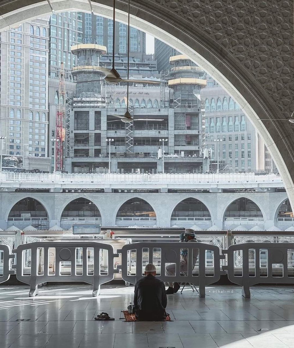 "من نحن يا رباهُ دون يقيننا
بجميل لُطفكَ في حكيم قَضَاكا
من نحن يا رباهُ لولا شعلةٌ
في القلب تهدينا لنور هُداكا"