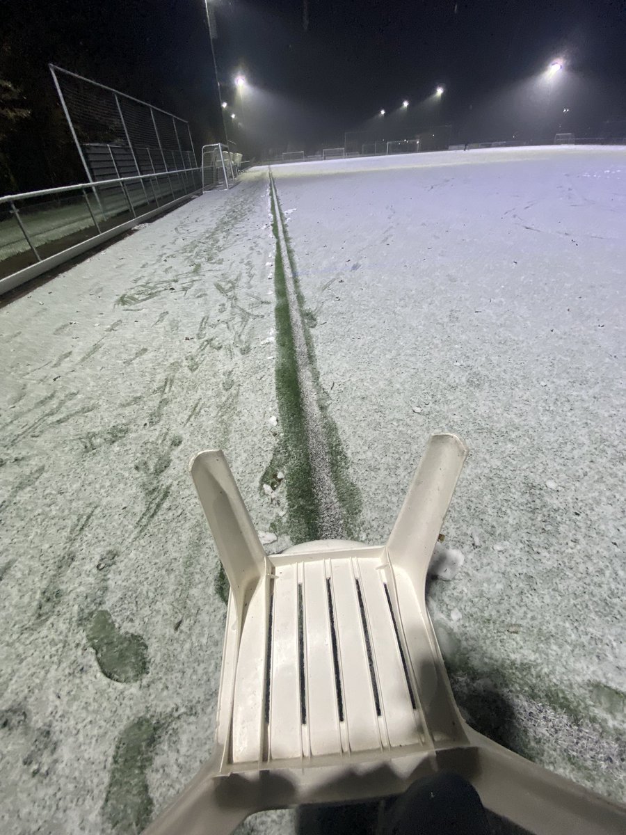 douwevdl's tweet photo. Bizarre praktijken bij @vvbalk. Sneeuw schuiver kapot dus het heft maar in eigen handen genomen. Ruststand is 3-1. Hopen dat we de 90 minuten vol mogen maken. Trots op onze sneeuwploeg, dat hebben we toch maar even gedaan. https://t.co/qNgSUceZoB