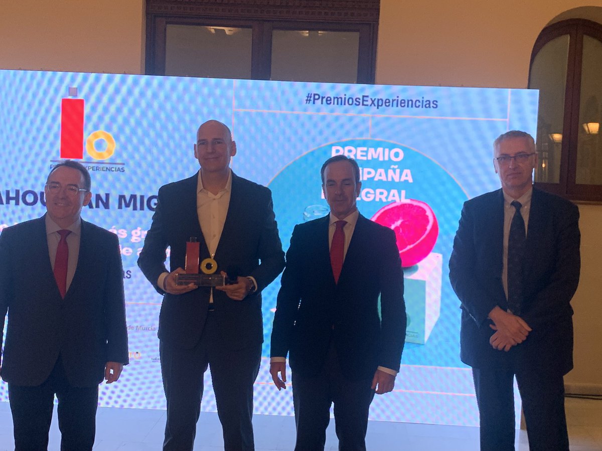 📍Premio Campaña Integral - 'No hay nada más grande que ser parte de algo' de @mahousanmiguel 🗣️ Entregan @jlyzuel, Jordi Cuatrecases y Mauricio García 🎖️Recoge el premio Nacho Cormenzana, director de marketing de la unidad España de @mahousanmiguel