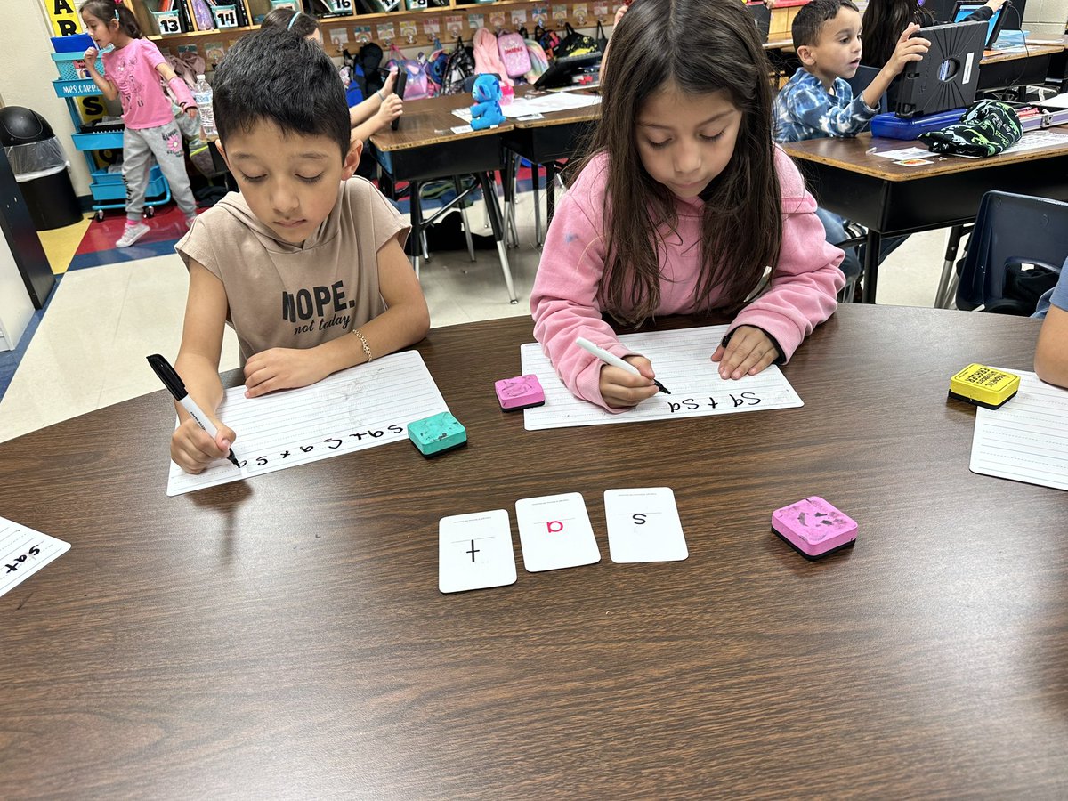 lisa_carrasco1's tweet image. 1st graders @NISDMurnin are building words with word cards and practicing spelling the same words while also practicing letter formation too🤗 @MrsMorris_Math #smallgroup @ambermfreeman