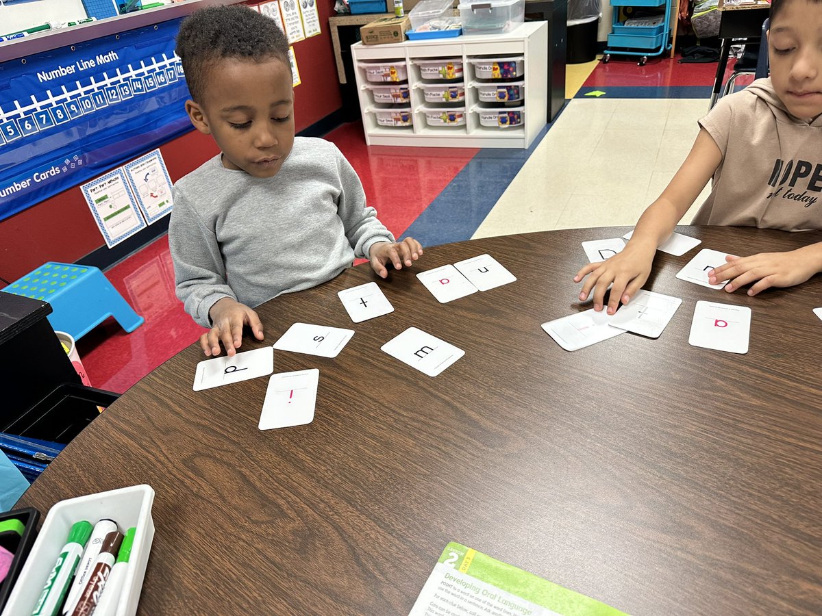 lisa_carrasco1's tweet image. 1st graders @NISDMurnin are building words with word cards and practicing spelling the same words while also practicing letter formation too🤗 @MrsMorris_Math #smallgroup @ambermfreeman