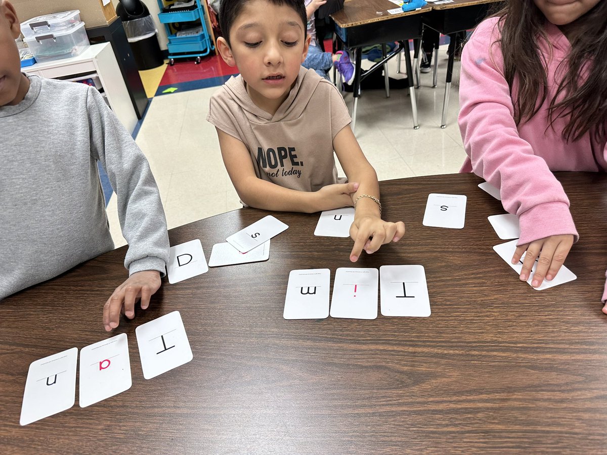 lisa_carrasco1's tweet image. 1st graders @NISDMurnin are building words with word cards and practicing spelling the same words while also practicing letter formation too🤗 @MrsMorris_Math #smallgroup @ambermfreeman