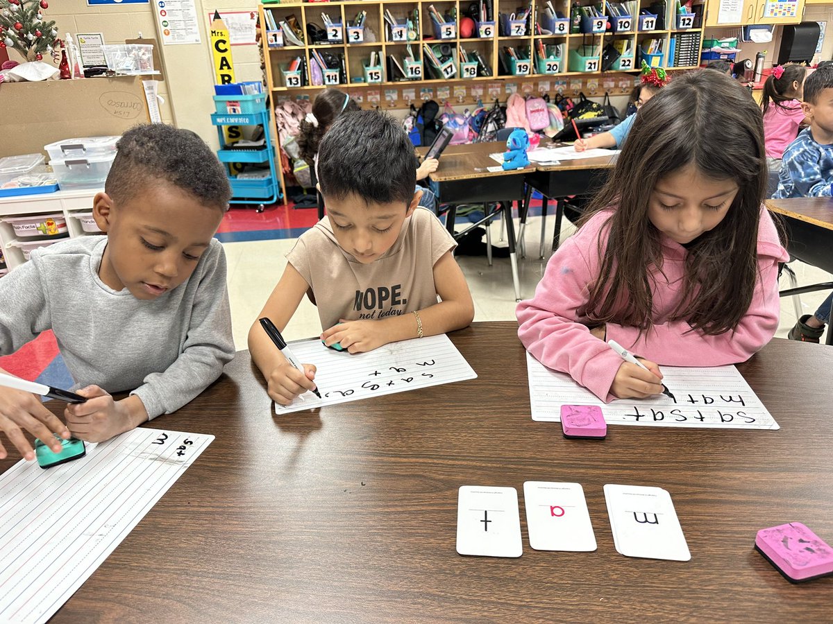 lisa_carrasco1's tweet image. 1st graders @NISDMurnin are building words with word cards and practicing spelling the same words while also practicing letter formation too🤗 @MrsMorris_Math #smallgroup @ambermfreeman