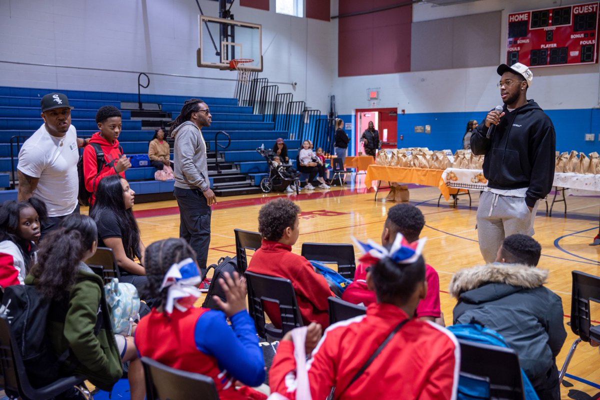 LEADSchools's tweet photo. LEAD Brick Church hosted a turkey drive last week &amp; were able to provide 100 families with turkeys! @live2_aspire &amp; 101.1 the BEAT sponsored this event, &amp; Tennessee @Titans player Hassan Haskins even came to help. We're thankful for these amazing community partners. @H2_3125 https://t.co/lSVa7mAP06