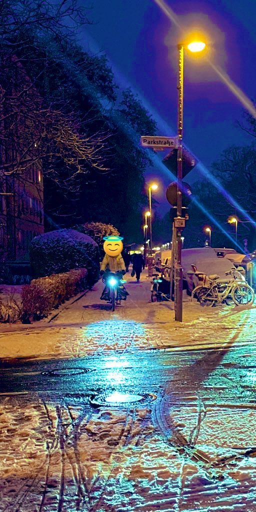@rbb24 #Fahrrad Straßenromantik in #Pankow...die Doppelmoral fährt immer mit in der
#Ossietzkystraße...'Ich wohne da vorne'
...ach so na dann: Gute #Fahrt auf dem Gehweg. #Fahrradstraße #Berlin Spuren im #Schnee