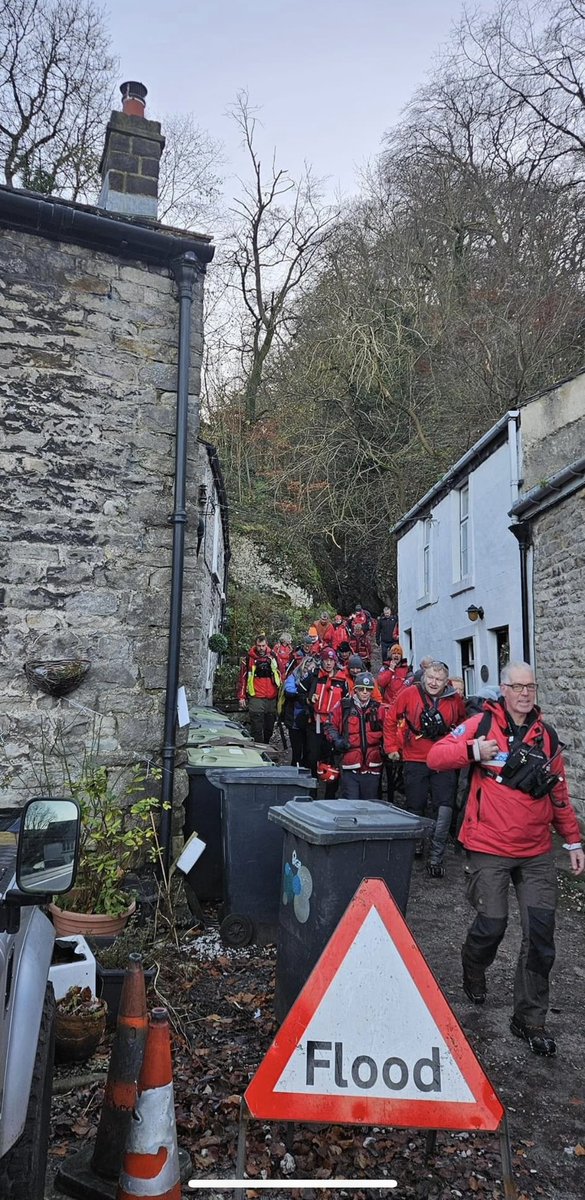 Incident 140 - Wed 29th Nov 2023. @DerbysPolice asked us to attend to a walker who had fallen on ice in Cavedale, sustaining a leg injury. We carried out a joint deployment with @Buxton_MRT. Located, splinted and stretchered down an icy Cavedale to @EMASNHSTrust