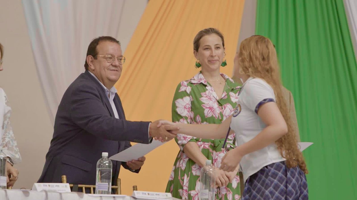 ¡189 estudiantes de Palmipilos se graduaron exitosamente esta mañana!

En total, se graduarán 464 estudiantes que llevarán consigo el título de técnico laboral, marcando el inicio de un viaje académico sin límites. 🌇🎉

Acompáñanos en este recorrido lleno de logros. 🎓✨