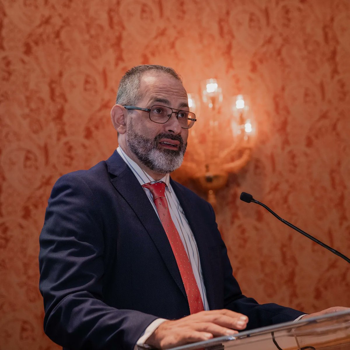 Hoy felicitamos al  Dr. Ángel Manuel Orejana García. 

Mencionado por ser pionero en el estudio del pie y tobillo y su abordaje terapéutico mediante la Ortopodología y la aplicación de los fundamentos de la Biomecánica, ampliando así, la perspectiva de la podología clínica diaria