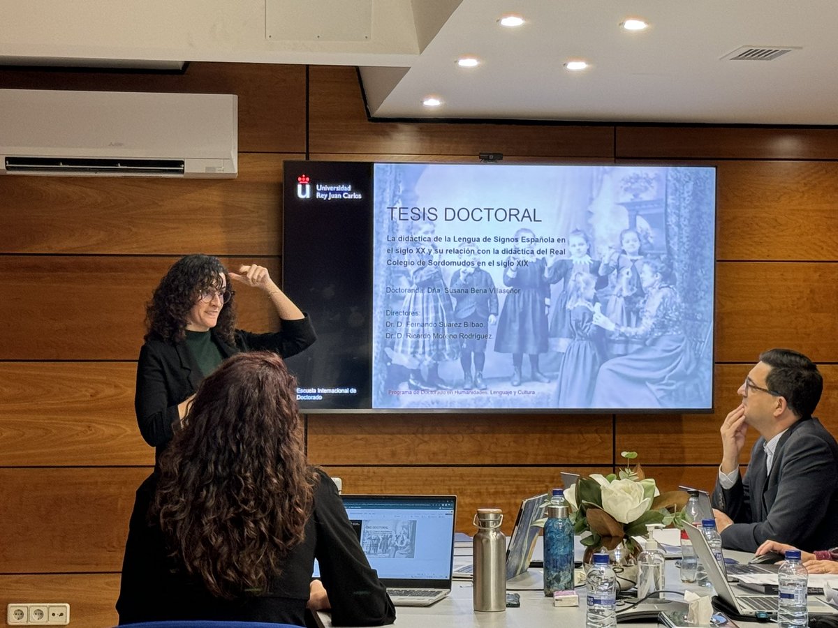 Primera doctora sorda por la <a href="/urjc/">URJC</a> ¡Enhorabuena Susana <a href="/TiCuChi/">Susana Bena</a>! El Grado en LSE y Comunidad Sorda gana una nueva doctora. Así se prestigia la #LSE, así se hace conocimiento y así se hace academia! #JuntosSomosMas #YOCONLASILSE