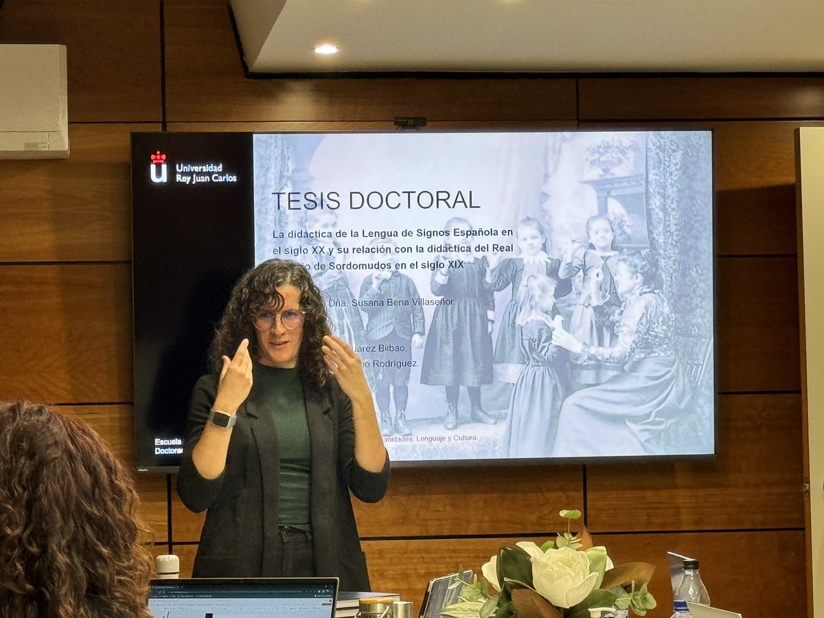 rmorenoro's tweet photo. Primera doctora sorda por la @urjc ¡Enhorabuena Susana @TiCuChi! El Grado en LSE y Comunidad Sorda gana una nueva doctora. Así se prestigia la #LSE, así se hace conocimiento y así se hace academia! #JuntosSomosMas #YOCONLASILSE https://t.co/OuxlfQ4ter