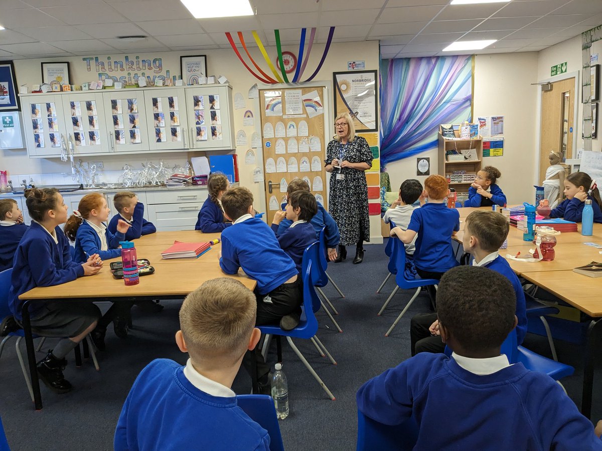 SeigalClass4's tweet photo. Mrs N was on hand to return the chest to the police.Soon after that, we found out we had been thanked in our own breaking news update.Then we had to settle down and get on with our English lesson- writing our own finding story. Luckily, we had some amazing ideas! #T4W #Hothook https://t.co/K4Qd3zbjDA