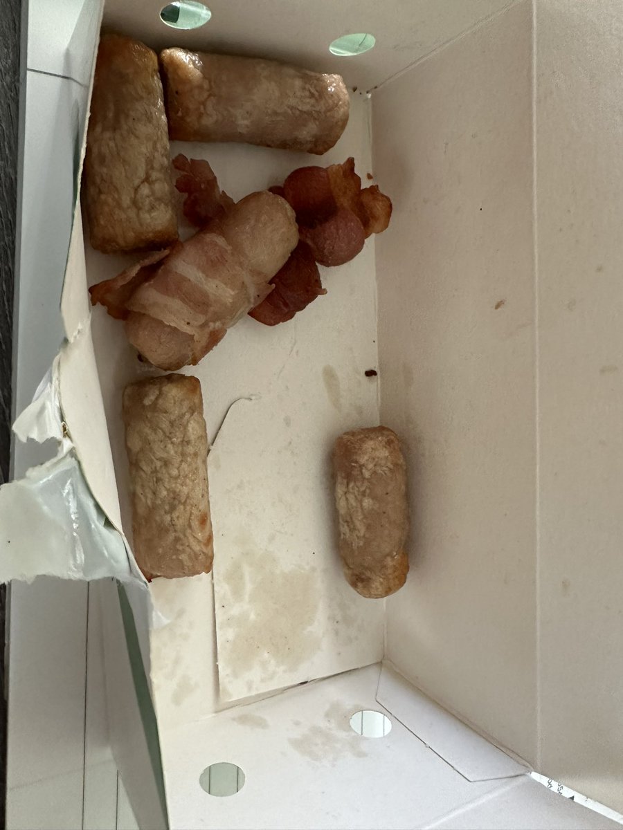 beccitate87's tweet photo. @SUBWAY killing festive spirit with their naked pigs… I mean come on 1 pig in its blanket 1 dropped one and the other 3 are just naked… happy Christmas ya filthy animal 🎄 https://t.co/wAOQxiaa2z