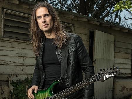 Rock360site's tweet photo. Kiko Loureiro explica por que saiu do Megadeth: “Meu filho precisa mais de mim do que a banda”. Veja: 
https://t.co/G7DTDMLD9H https://t.co/8JHJn8AFoJ