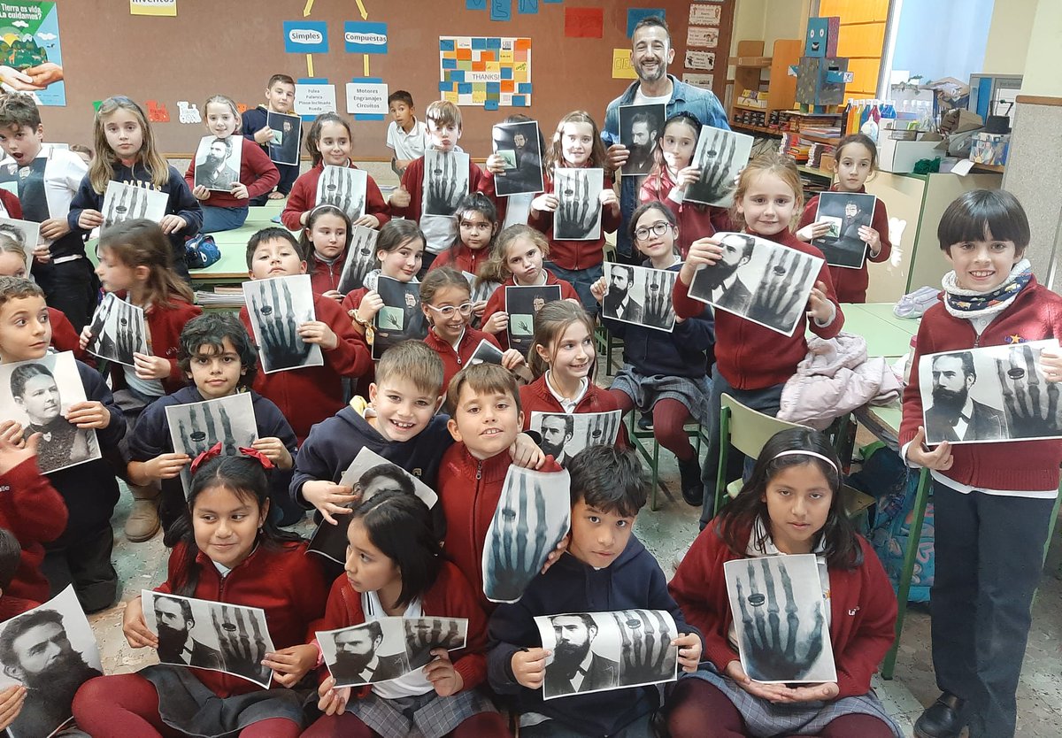 LaSalleInstituc's tweet photo. Cerramos el proyecto #NCALaSalle de 3º de #ILSA_Primaria #Maquinando con la visita de un  experto, técnico en Rayos X, papá del colegio . Porque creemos que los Grandes inventos, hacen grandes inventores y promueven la creatividad… #Gracias! https://t.co/7z1aekzix9