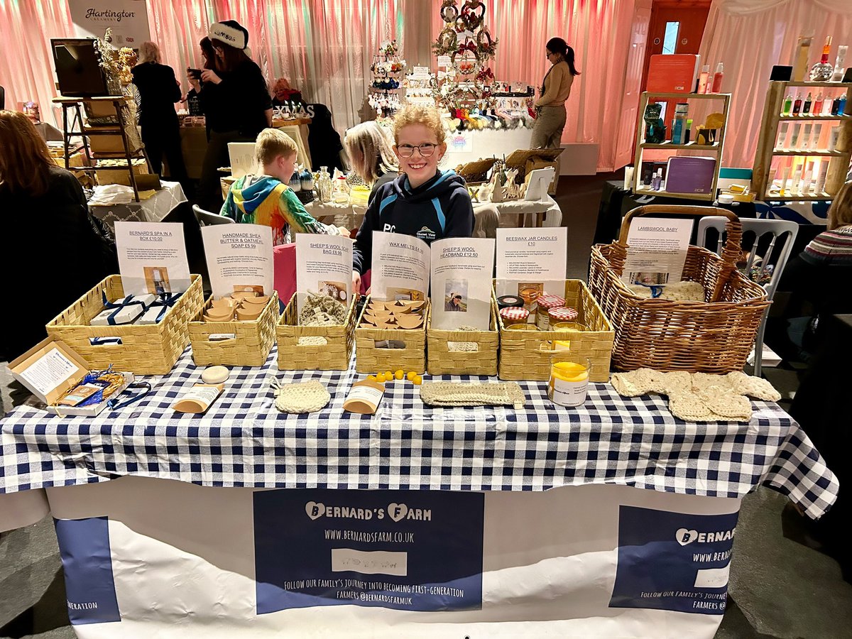 bernardsfarmuk's tweet photo. All set up for the Christmas Shopping Extravaganza! ๐ฅณ ๐๏ธ ๐
#Handmade #ShopLocal #FarmProduce #Artisan #ChristmasShopping #Mumpreneur #Beryl #FirstGenerationFarmers #BeeswaxCandles #SheepsWool https://t.co/DkUrT2Vc3X