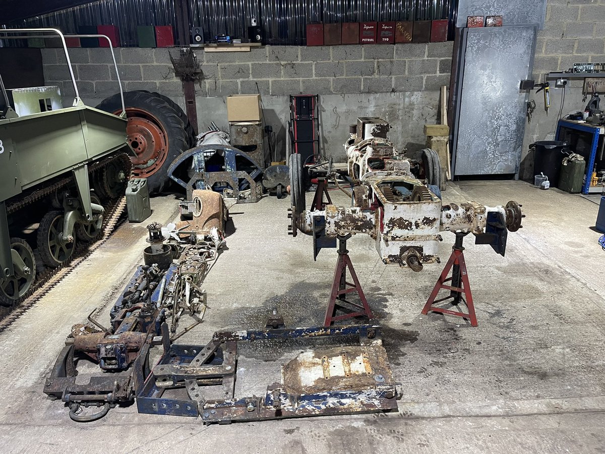 Some hours spent today stripping apart the cutaway E27N tractor, looking abit different.