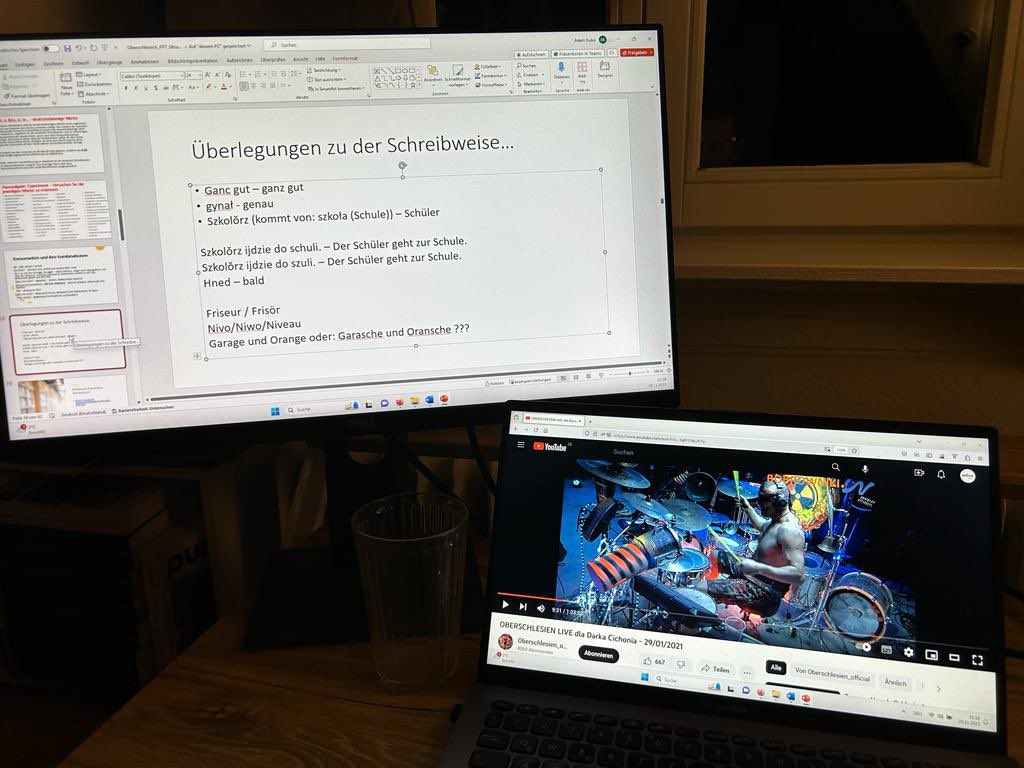 adamkubik12's tweet photo. #Oberschlesisch-#Sprachkurs: Heute gab es die 6. Sitzung bereits!
Neben Überlegungen zur Schreibweise von Germanismen gab es auch eine Einführung zur oberschlesischen Kultur: hier die Rockband #Oberschlesien!
#Silesian #Silesianlanguage #ślōnskŏgŏdka #językśląski #Heidelberg #VHS https://t.co/4JveP50oY3