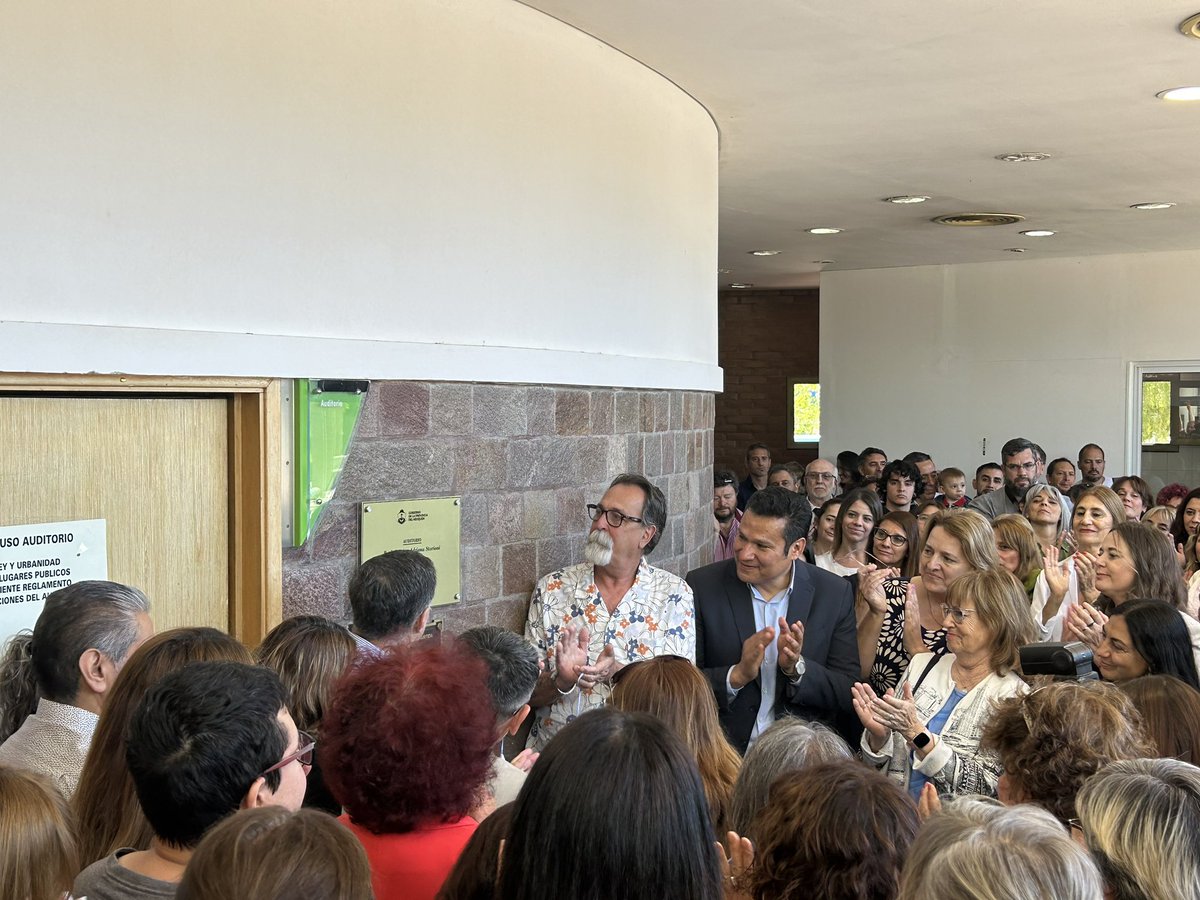 MarilinaMeder's tweet photo. Por su PASIÓN, y compromiso con la EDUCACIÓN PUBLICA, luchadora incansable, dando día a día lo Mejor para nuestro sistema educativo Neuquino! Merecido Homenaje! Besos al cielo @OLlancafilo @RFlutsch @DaniloCasanova6 @MarisaAltube @hectorcolos https://t.co/aCMD5Apt1J