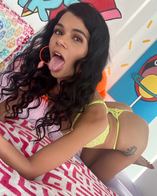 Put something in my mouth 😜😜😜 https://t.co/FNm3h3dpLg