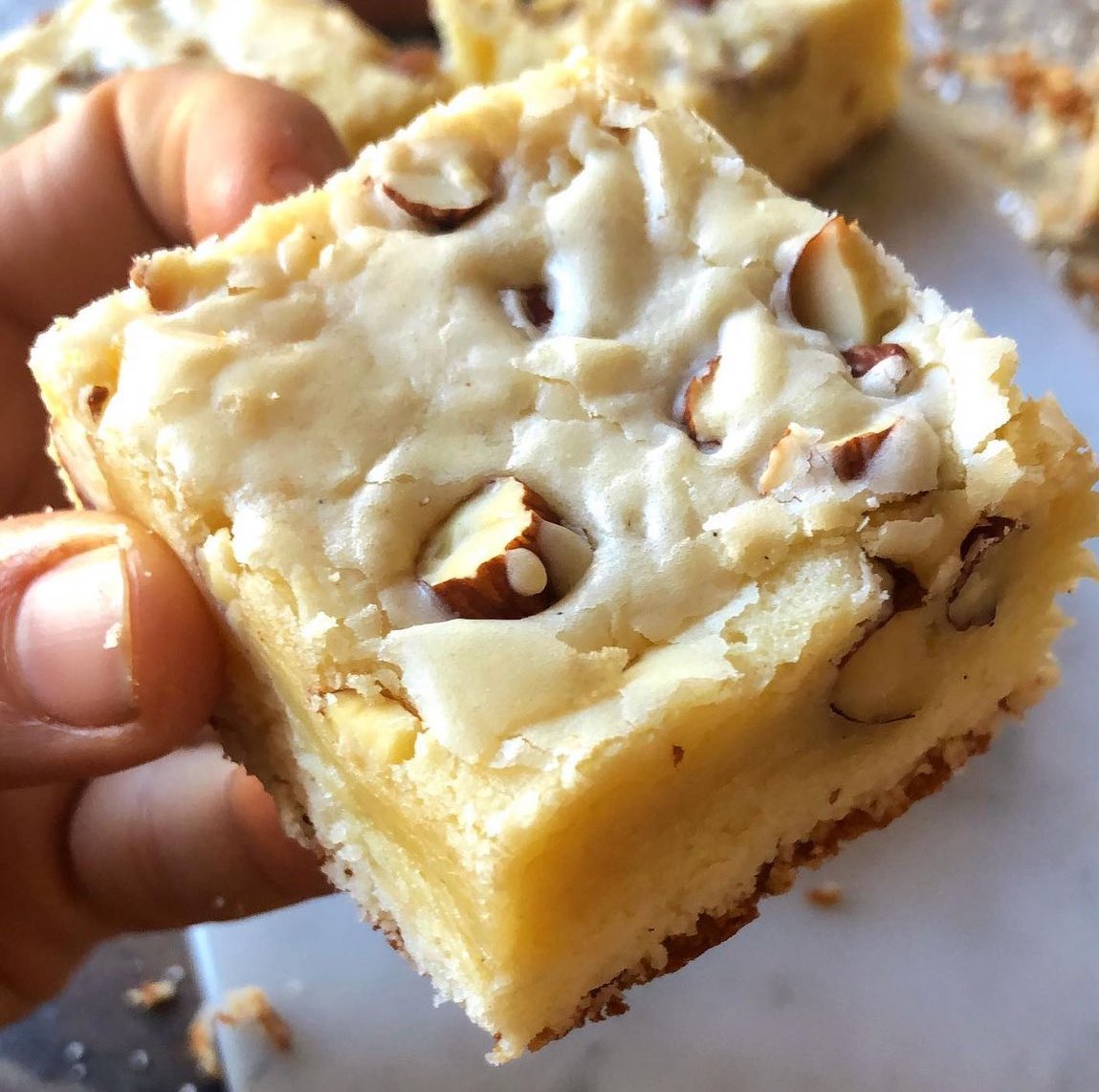 esteficolombo's tweet photo. Brownies de choco BLANCO o Blondie, son un camino de ida!  

Ingredientes: 
(Rinde 1 placa de 20x20)
Chocolate blanco cobertura 150 grs.
Manteca 125 grs.
Azúcar 150 grs.
Huevos 2 u
Esencia de vainilla 1 cdita.
Sal pizca
Harina 0000 200 grs.
Almendras 100 grs.
+ https://t.co/o69PiTkGRD