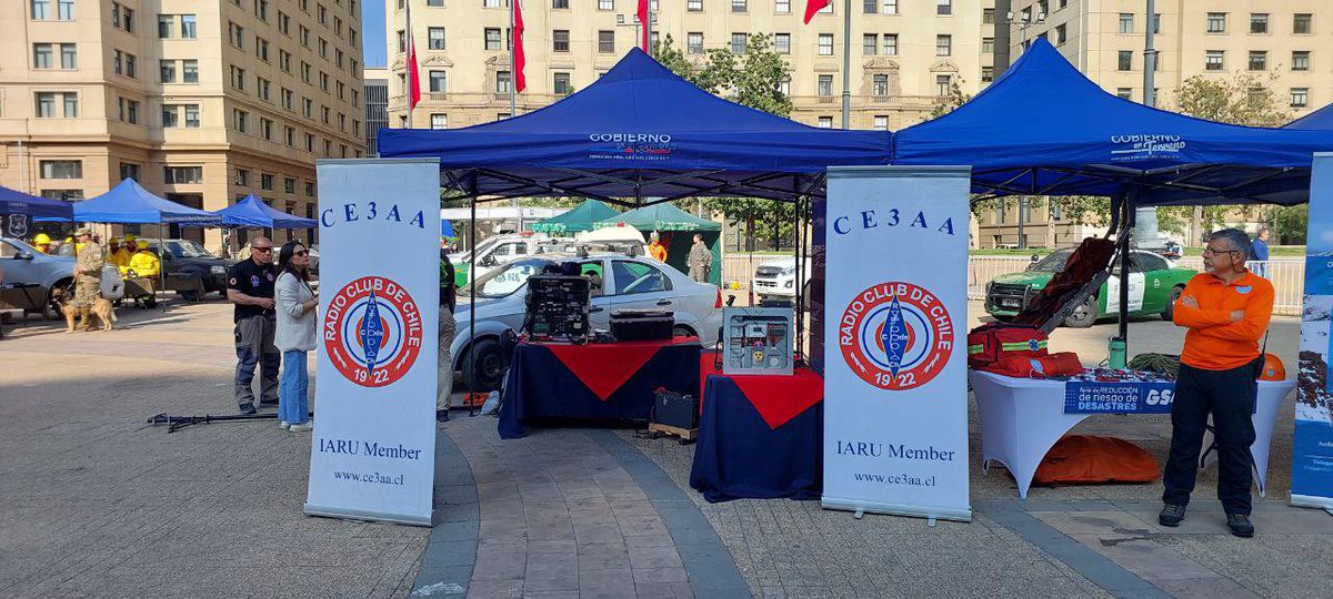 SCe3aa's tweet photo. Hoy el @RCDECHILE a través de su Servicio de emergencia de radioaficionados SER, estuvo presente en la Feria de Reducción del Riesgo ante Desastres, que se desarrollo en la Plaza de la Constitución. https://t.co/j3Zilve2B4