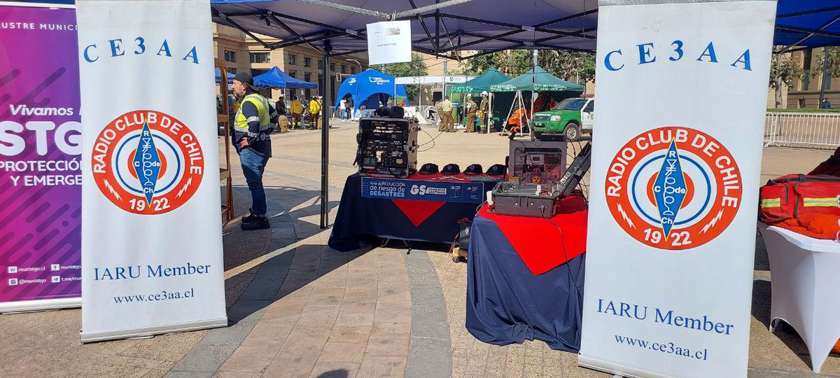 SCe3aa's tweet photo. Hoy el @RCDECHILE a través de su Servicio de emergencia de radioaficionados SER, estuvo presente en la Feria de Reducción del Riesgo ante Desastres, que se desarrollo en la Plaza de la Constitución. https://t.co/j3Zilve2B4