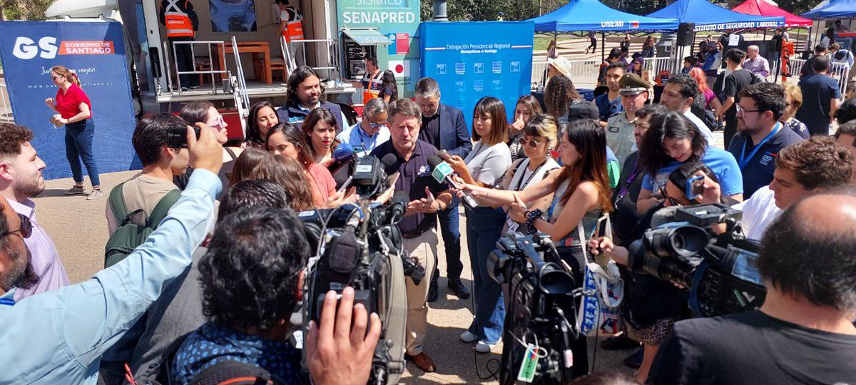 SCe3aa's tweet photo. Hoy el @RCDECHILE a través de su Servicio de emergencia de radioaficionados SER, estuvo presente en la Feria de Reducción del Riesgo ante Desastres, que se desarrollo en la Plaza de la Constitución. https://t.co/j3Zilve2B4