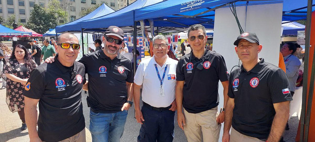 SCe3aa's tweet photo. Hoy el @RCDECHILE a través de su Servicio de emergencia de radioaficionados SER, estuvo presente en la Feria de Reducción del Riesgo ante Desastres, que se desarrollo en la Plaza de la Constitución. https://t.co/j3Zilve2B4