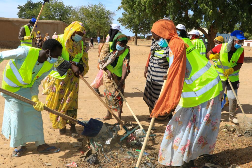 PNUD_Tchad's tweet image. ⚡️Face à l'afflux de réfugiés soudanais dans l'est du 🇹🇩, notre programme 'Cash for Work' soutient 1000 femmes et hommes avec des opportunités d'emploi, tout en aidant à restaurer des insfrastructures communautaires. #STARR🇹🇩 #Stabilisation #Resilience #Revitalisation