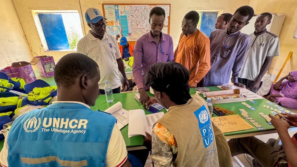 PNUD_Tchad's tweet image. ⚡️Face à l'afflux de réfugiés soudanais dans l'est du 🇹🇩, notre programme 'Cash for Work' soutient 1000 femmes et hommes avec des opportunités d'emploi, tout en aidant à restaurer des insfrastructures communautaires. #STARR🇹🇩 #Stabilisation #Resilience #Revitalisation