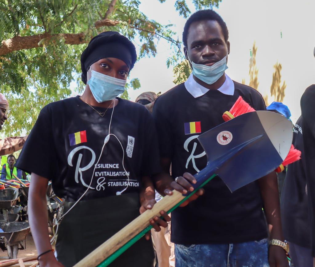 PNUD_Tchad's tweet image. ⚡️Face à l'afflux de réfugiés soudanais dans l'est du 🇹🇩, notre programme 'Cash for Work' soutient 1000 femmes et hommes avec des opportunités d'emploi, tout en aidant à restaurer des insfrastructures communautaires. #STARR🇹🇩 #Stabilisation #Resilience #Revitalisation