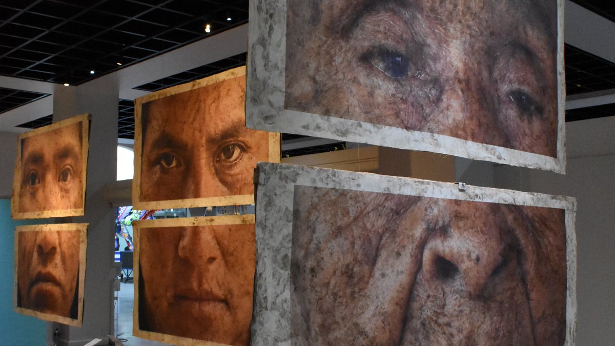 map_mexico's tweet photo. Respuesta #TriviaMAP | Testigos/Witnesses presenta 11 retratos fotográficos de la comunidad otomí de San Pablito, Pahuatlán, Puebla, por Gaal D. Cohen e impresos sobre papel amate, elaborado por el artesano otomí Don Genaro Fuentes Trejo.
👉Visítala en la Galería #enelMAP. https://t.co/jWLoRtXYgD