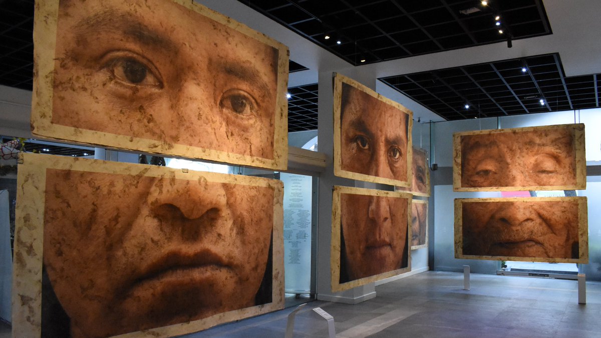 map_mexico's tweet photo. Respuesta #TriviaMAP | Testigos/Witnesses presenta 11 retratos fotográficos de la comunidad otomí de San Pablito, Pahuatlán, Puebla, por Gaal D. Cohen e impresos sobre papel amate, elaborado por el artesano otomí Don Genaro Fuentes Trejo.
👉Visítala en la Galería #enelMAP. https://t.co/jWLoRtXYgD
