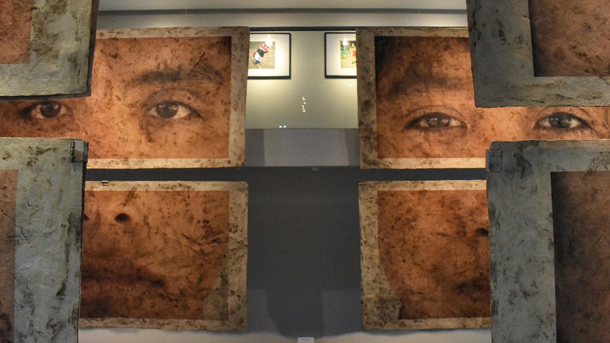 map_mexico's tweet photo. Respuesta #TriviaMAP | Testigos/Witnesses presenta 11 retratos fotográficos de la comunidad otomí de San Pablito, Pahuatlán, Puebla, por Gaal D. Cohen e impresos sobre papel amate, elaborado por el artesano otomí Don Genaro Fuentes Trejo.
👉Visítala en la Galería #enelMAP. https://t.co/jWLoRtXYgD