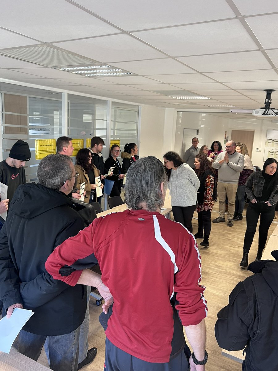 EmmaGrimont's tweet photo. #recrutementalaveugle au pôle emploi Hénin Beaumont  pour 15 demandeurs d'emploi et 6 entreprises,axé sur:✅valorisation des qualités professionnelles  ✅facteurs de motivation dans le travail .De belles rencontres,de belles perspectives à venir #recruterautrement @poleemploi_HDF https://t.co/ENIeGDipky