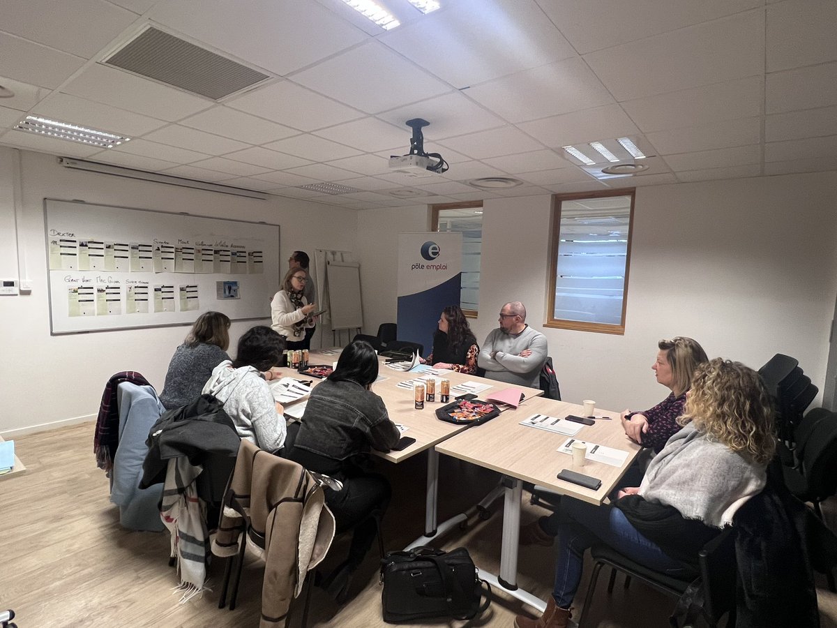 EmmaGrimont's tweet photo. #recrutementalaveugle au pôle emploi Hénin Beaumont  pour 15 demandeurs d'emploi et 6 entreprises,axé sur:✅valorisation des qualités professionnelles  ✅facteurs de motivation dans le travail .De belles rencontres,de belles perspectives à venir #recruterautrement @poleemploi_HDF https://t.co/ENIeGDipky