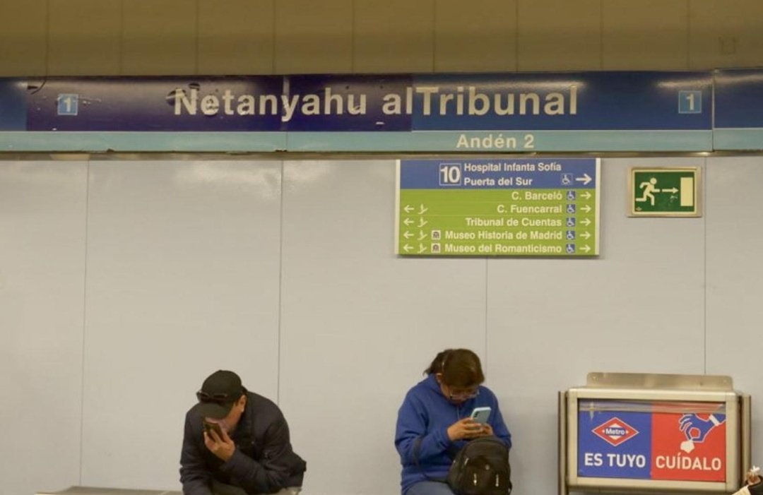 IzcaNacional's tweet photo. En el día internacional de solidaridad con Palestina, activistas de arte urbano @redretro renombran cinco estaciones de Metro de Madrid para denunciar el genocidio palestino. https://t.co/rYU8873SYr