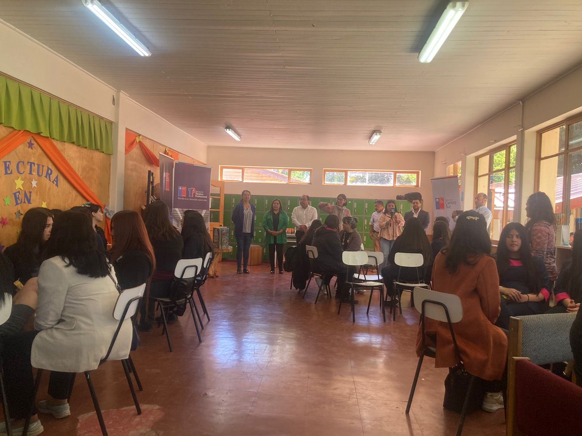 Y hoy nos fuimos a Santiago a participar del evento Jóvenes Conciencia organizado por @AnidInforma, y también a Licantén al Encuentro Mujeres Ciencia y Tecnología, organizado por @seremicienciacs para compartir experiencias con alumnas    de liceos de Licantén  Putú y Curepto