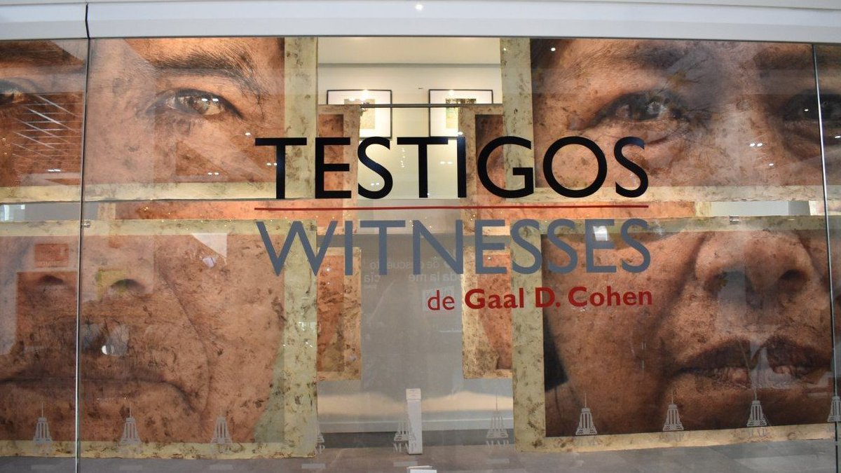 map_mexico's tweet photo. Respuesta #TriviaMAP | Testigos/Witnesses presenta 11 retratos fotográficos de la comunidad otomí de San Pablito, Pahuatlán, Puebla, por Gaal D. Cohen e impresos sobre papel amate, elaborado por el artesano otomí Don Genaro Fuentes Trejo.
👉Visítala en la Galería #enelMAP. https://t.co/jWLoRtXYgD