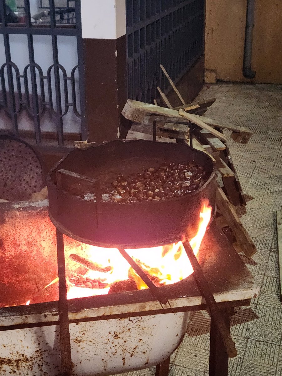 anaoran64's tweet photo. 29 de noviembre,  víspera de San Andrés. Podría ser cualquier pueblo del norte de la isla, en esta ocasión en la Victoria de Acentejo,  se corre el cacharro y las familias se reúnen a comer castañas, pescado salado, papas arrugadas y beber buen vino 🍷🌰
#VivaSanAndrés https://t.co/bPBgsX1Tzp
