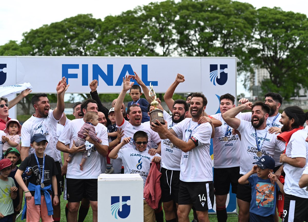 Stoian_Cristoff's tweet photo. Los últimos campeones de la #CopaDeCampeones 🏆 Presenior:

2022: @veronesu 
2021: @racinguniv  
2020: @CTMFutbol 
2019: @limburgoUniv 

¿Quién será el próximo? ¿@LaBlanqueadaU o @OldIvyClub? 

📸 @LUD_Oficial https://t.co/RJmh0AUD90