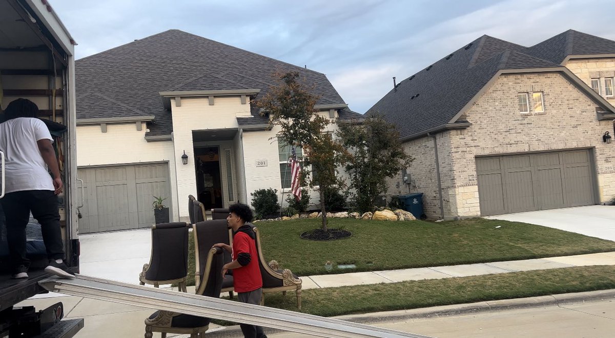 jcmoverscompany's tweet image. Your move, your story—make it extraordinary with JC Moving Company. 🏡🔑 #JCMovingAdventures #StressFreeMoves #MovingMagic"