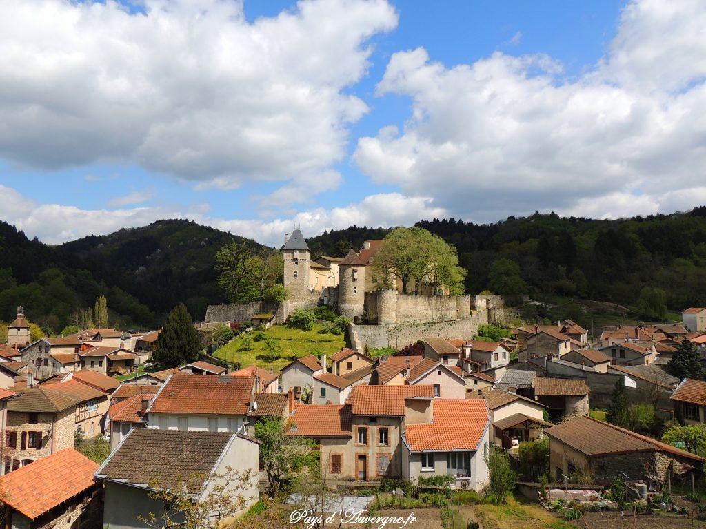 Châteldon est une commune du Puy-de-Dôme qui se situe entre les villes de Thiers et de Vichy, plus précisément entre la vallée de la Dore et les contreforts des Bois Noirs, dans le Parc Naturel Régional du Livradois-Forez. #RegionsFrance #Auvergne