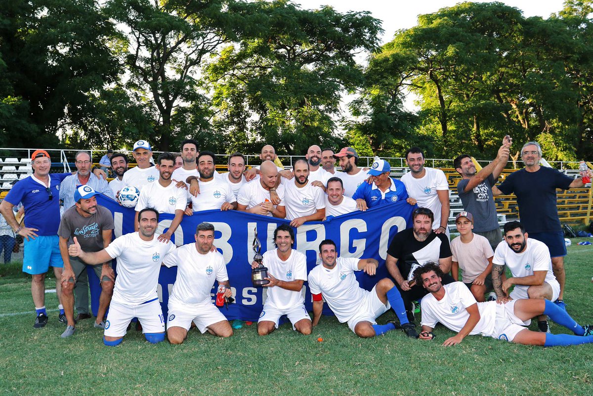 Stoian_Cristoff's tweet photo. Los últimos campeones de la #CopaDeCampeones 🏆 Presenior:

2022: @veronesu 
2021: @racinguniv  
2020: @CTMFutbol 
2019: @limburgoUniv 

¿Quién será el próximo? ¿@LaBlanqueadaU o @OldIvyClub? 

📸 @LUD_Oficial https://t.co/RJmh0AUD90