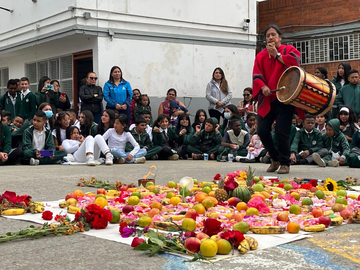 Educacionbogota's tweet image. 🤝🙌🏻Estudiantes y familias de diferentes etnias y orígenes culturales que hacen parte de esta institución educativa de Ciudad Bolívar y se reunieron para celebrar la diferencia con un encuentro intercultural de nuestro #ProgramaECO ➡️ bit.ly/3t1jFqM