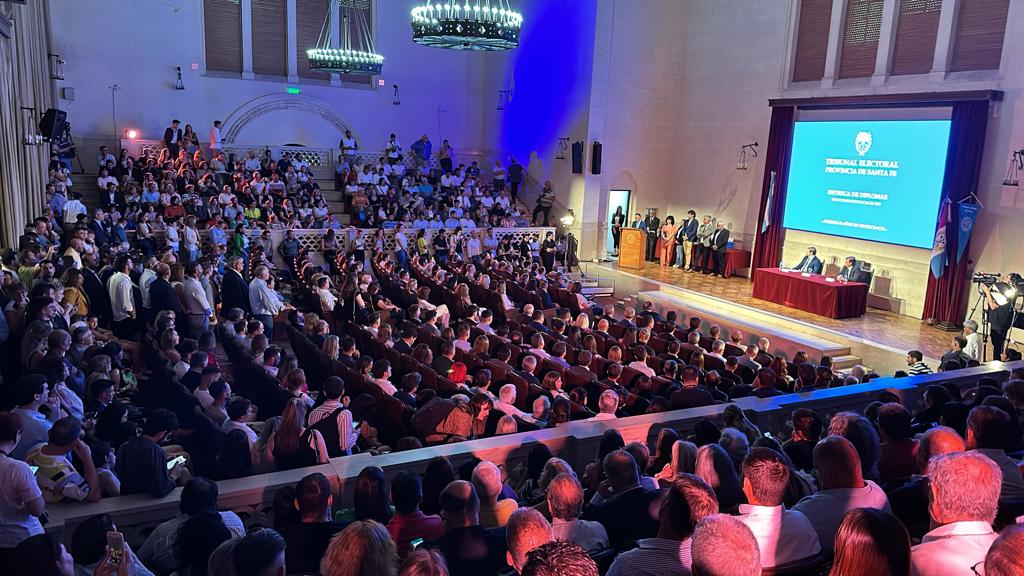 Leo_Caruana's tweet photo. Hoy recibí por parte del Tribunal Electoral de la Provincia de Santa Fe el certificado que me acredita como concejal de la ciudad de Rosario. Un nuevo comienzo con expectativa y responsabilidad. https://t.co/oyqyeaEIXF