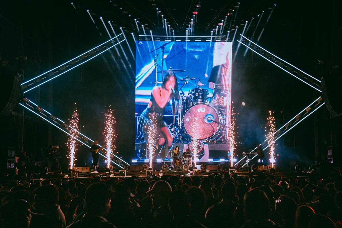 PaulaCendejas's tweet photo. me atrevo a decir que méxico es mi segunda casa, eternamente agradecida a cada persona q se unió el domingo al FlowFest  🤯🤯🤯🖤 te amoooooo méxico 🇲🇽 y gracias a mi reina @grrrlultra x montarse conmigo 👯‍♀️ https://t.co/mP8u6PxcQ0
