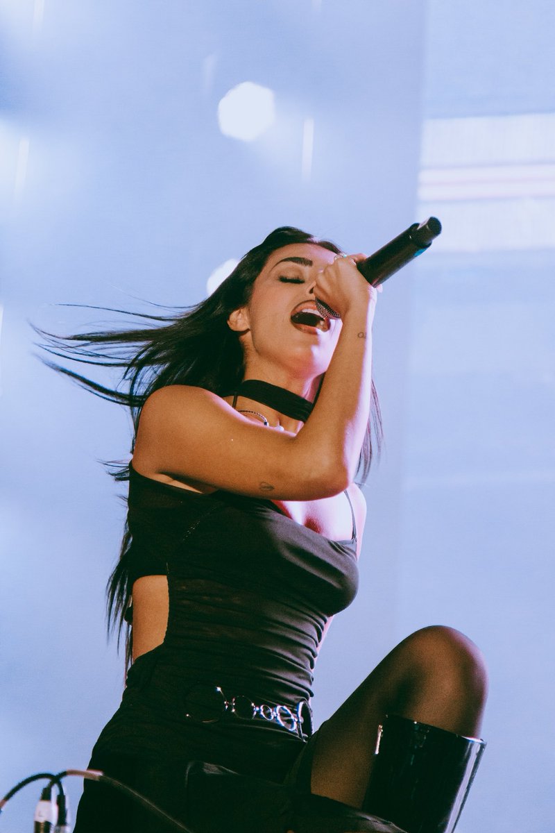 PaulaCendejas's tweet photo. me atrevo a decir que méxico es mi segunda casa, eternamente agradecida a cada persona q se unió el domingo al FlowFest  🤯🤯🤯🖤 te amoooooo méxico 🇲🇽 y gracias a mi reina @grrrlultra x montarse conmigo 👯‍♀️ https://t.co/mP8u6PxcQ0
